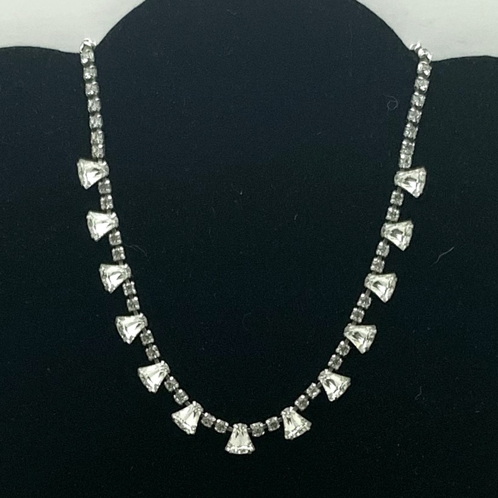 Unsigned Vintage white Rhinestone & Silver Necklace Very Good Condition - Picture 2 of 5